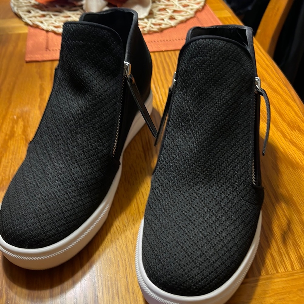 Steve Madden black sneaker looking shoe